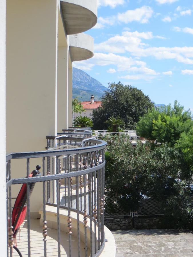 Apartments Lucija Брела Екстериор снимка