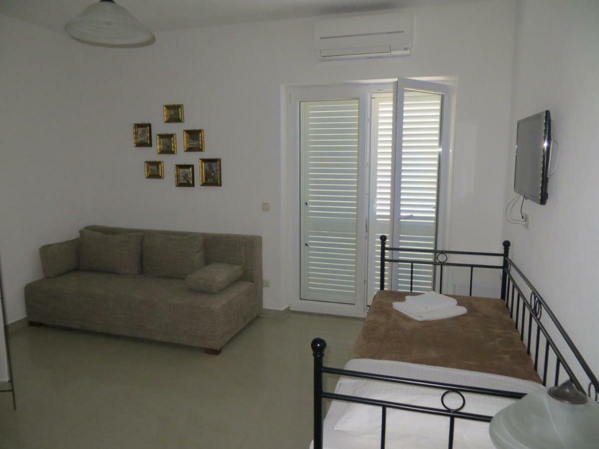 Apartments Lucija Брела Екстериор снимка